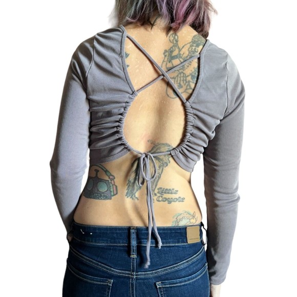 Women's Cropped Long Sleeve Open Back Rib Knit Size M Medium Gray Beige Crop Top - Picture 6 of 13